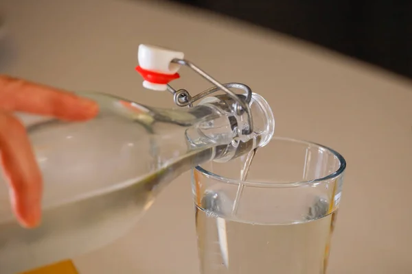 Eau Robinet Fraîche Est Versée Une Bouteille Dans Verre — Photo