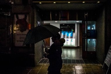 Stockholm, İsveçli yayalar Ostermalmstorg 'da yağmurda