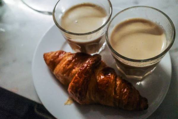 Café Et Croissant Au Chocolat Sur Le Bureau Photo stock - Image du lait,  café: 211970854