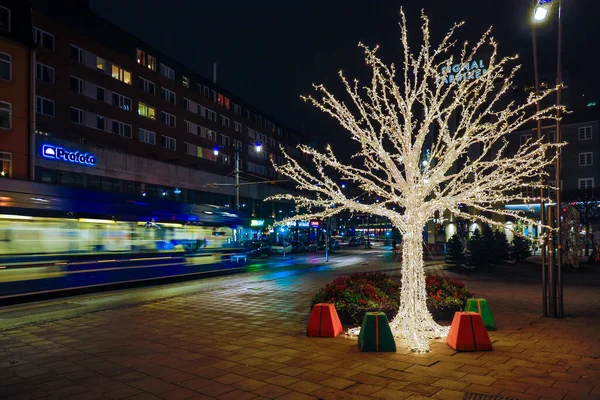 Sztokholm Szwecja Podświetlana Choinka Stoi Torg Sundbybergs Lub Placu Grudniu — Zdjęcie stockowe