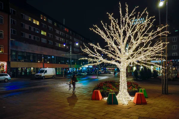 Estocolmo Suécia Uma Árvore Natal Iluminada Fica Sundbybergs Torg Praça — Fotografia de Stock