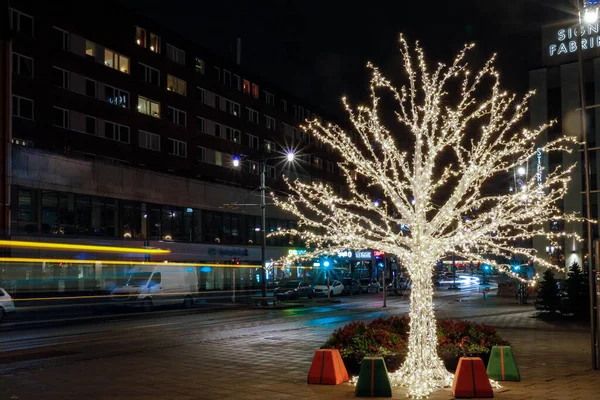 Estocolmo Suécia Uma Árvore Natal Iluminada Fica Sundbybergs Torg Praça — Fotografia de Stock