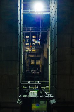 Stockholm, İsveç Geceleri Liljeholmen Köprüsü 'nün altı.