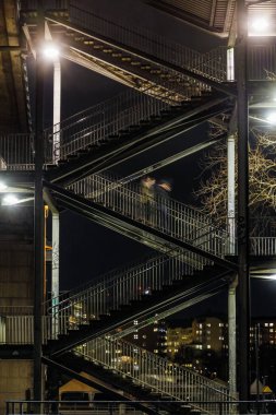 Stockholm, İsveç Bir kişi Liljeholmsbron, ya da Liljeholmen Köprüsü 'nden açık bir merdivenden iner.