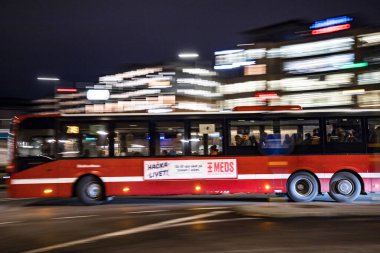 Stockholm, İsveç 15 Aralık 2020 Gece bir kavşakta bir otobüs.