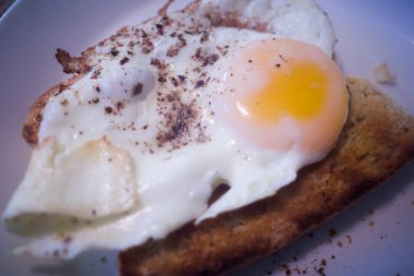 Biberli kızarmış yumurta..