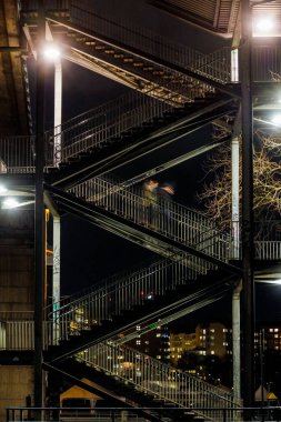 Stockholm, İsveç Bir kişi Liljeholmsbron, ya da Liljeholmen Köprüsü 'nden açık bir merdivenden iner.