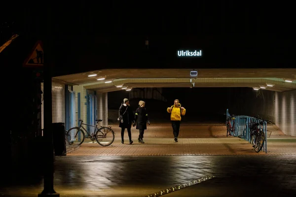 Stockholm Schweden Eine Unterführung Mit Menschen Ulriksdal Viertel — Stockfoto
