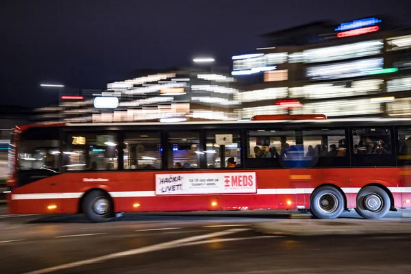 Стокгольм Швеция Декабря 2020 Городской Автобус Перекрестке Ночью — стоковое фото