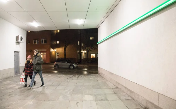 Stockholm Schweden Dezember 2020Ein Paar Spaziert Nachts Einer Passage Auf — Stockfoto