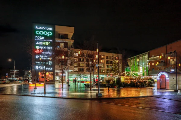 Sztokholm Szwecja Ludzie Placu Alvsjo Nocy Przedmieścia Centrum Transportu — Zdjęcie stockowe