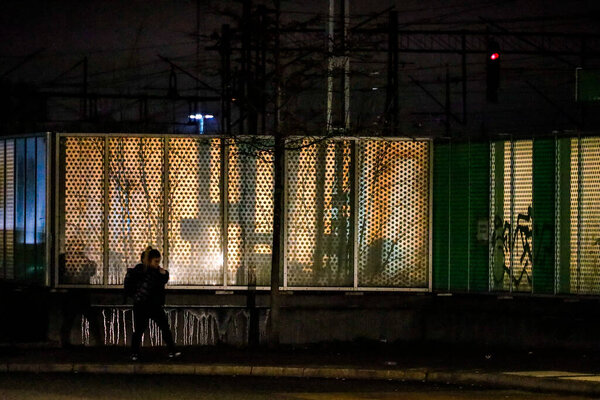 Стокгольм, Швеция Пешеходы на автовокзале Alvsjo.