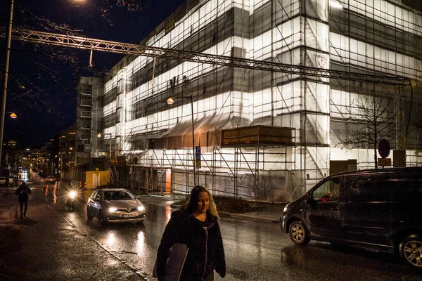 Stockholm Sweden Night Lights Scaffolding Construction Project Aspudden Pedestrians — Stock Photo, Image