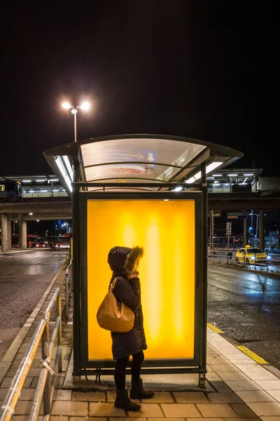 Stockholm Svédország Egy Egy Dzsekiben Áll Egy Buszmegállóban Éjszaka Ropstenben — Stock Fotó