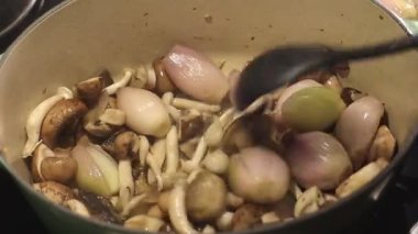 Shallot soğanı ve tavada kızaran mantar.