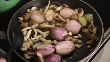 Shallot soğanı ve tavada kızaran mantar.