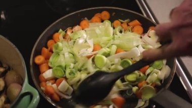 Pırasa ve havuç tavada kızarıyor.