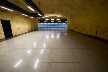 Stockholm, İsveç Akalla banliyösündeki Akalla metro istasyonundaki platform.