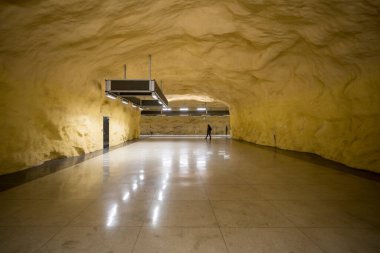 Stockholm, İsveç Akalla banliyösündeki Akalla metro istasyonunda tek başına duran.