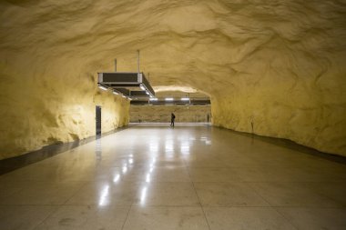 Stockholm, İsveç Akalla banliyösündeki Akalla metro istasyonunda tek başına duran.