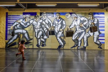 Stockholm, İsveç Birgit Nyberg 'in tasarladığı Akalla banliyösündeki Akalla metro istasyonunda bir çocuk çalışıyor.