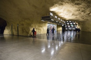 Stockholm, İsveç yolcuları Akalla banliyösündeki Akalla metro istasyonunda.