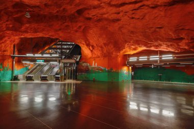 Stockholm, İsveç Solna Tüneli 'nin ya da metro istasyonunun kırmızı iç mekanı.