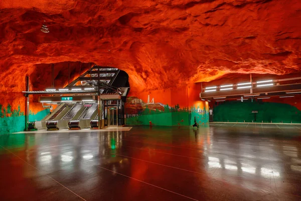 Estocolmo Suecia Interior Rojo Fuego Del Túnel Solna Plataforma Estación —  Fotos de Stock