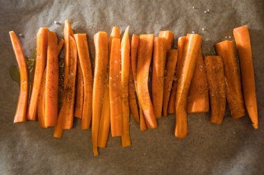 Deniz tuzu ve yağlı kağıt üzerinde dilimlenmiş havuç..