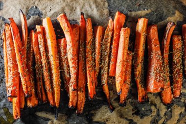 Deniz tuzu, zeytin yağı ve biberiyeyle dilimlenmiş havuç..