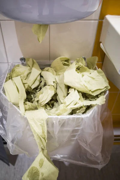Papieren Handdoeken Opgestapeld Een Vuilnisbak Een Openbaar Toilet — Stockfoto