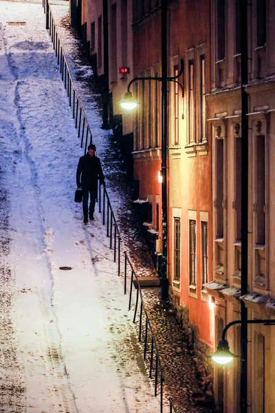 Estocolmo Suecia Los Peatones Brannkyrkagatan Nieve Por Mañana Temprano —  Fotos de Stock