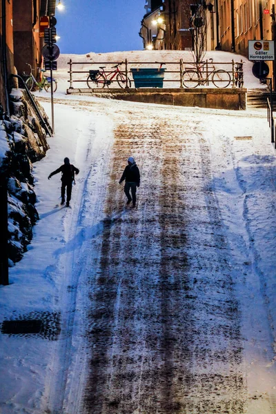 Stockholm Švédsko Chodci Brannkyrkagatan Sněhu Časných Ranních Hodinách — Stock fotografie