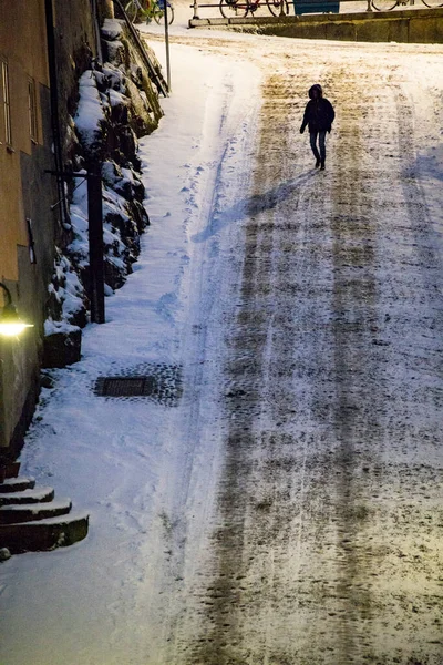 ストックホルム 早朝の雪の中でBrannkyrkagatanのスウェーデンの歩行者 — ストック写真