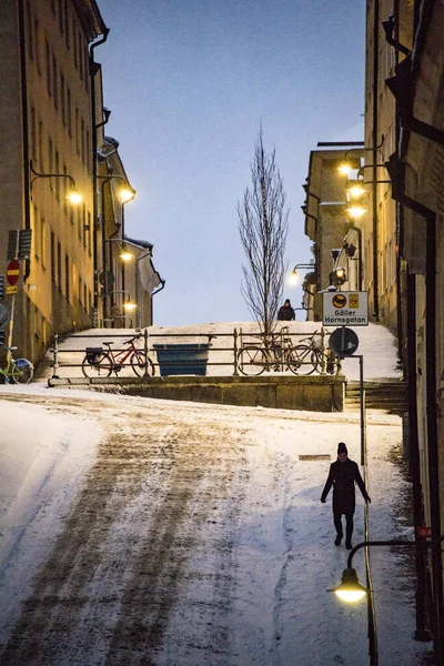 Stockholm Švédsko Chodci Brannkyrkagatan Sněhu Časných Ranních Hodinách — Stock fotografie
