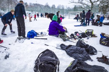 Stockholm, İsveç buz patencileri hafta sonu Aspudden Park 'ta maske takmadan..