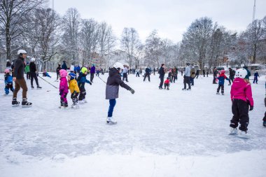 Stockholm, İsveç buz patencileri hafta sonu Aspudden Park 'ta maske takmadan..