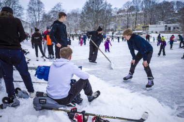 Stockholm, İsveç buz patencileri hafta sonu Aspudden Park 'ta maske takmadan..