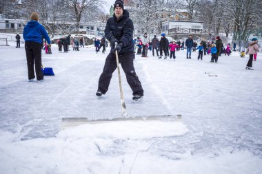 Stockholm, İsveç buz patencileri Aspudden Park 'ta bir haftasonu maskesiz ve buzdan kar süren bir adam..