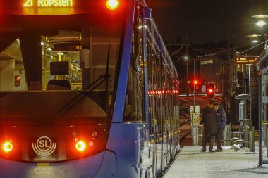 Stockholm, İsveç Lidingo adasındaki Gashaga istasyonundaki Lidingobanan tramvayı.