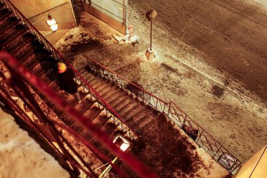 Stockholm, İsveç Harald Lindbergs Trappor 'da yürüyen insanlar veya Slussen' deki merdivenler.