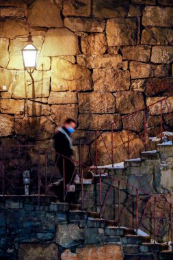 Stockholm, İsveç Harald Lindbergs Trappor 'da yürüyen insanlar veya Slussen' deki merdivenler.