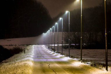 Stockholm, İsveç Huddinge 'in banliyösünde karlı bir yol.