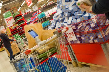 Stockholm, İsveç Willy 'nin süpermarketinde bir alışveriş arabasında otomatik tarayıcı görüntüsü.