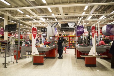 Stockholm, İsveç. Willy 'nin süpermarketinin kasasında çalışan insanlar ve virüsü önlemek için müşteriler arasında bir engel var..