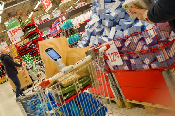 Stockholm, İsveç Willy 'nin süpermarketinde bir alışveriş arabasında otomatik tarayıcı görüntüsü.