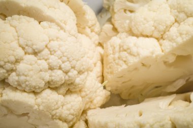 Mutfakta kesilmiş karnabahar parçaları..