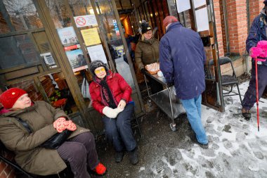 Stockholm, İsveç 'te bir grup aktif son sınıf öğrencisi ve kilise üyesi Covid-19 yüzünden Grondal' daki yerel bir kilisenin önünde kahve servisi yapıyorlar..