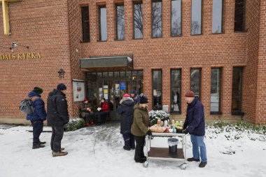 Stockholm, İsveç 'te bir grup aktif son sınıf öğrencisi ve kilise üyesi Covid-19 yüzünden Grondal' daki yerel bir kilisenin önünde kahve servisi yapıyorlar..