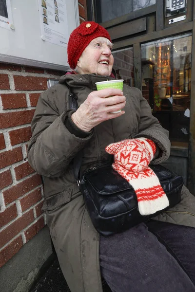 Estocolmo Suécia Uma Mulher Idosa Ativa Membro Igreja Bebe Café — Fotografia de Stock
